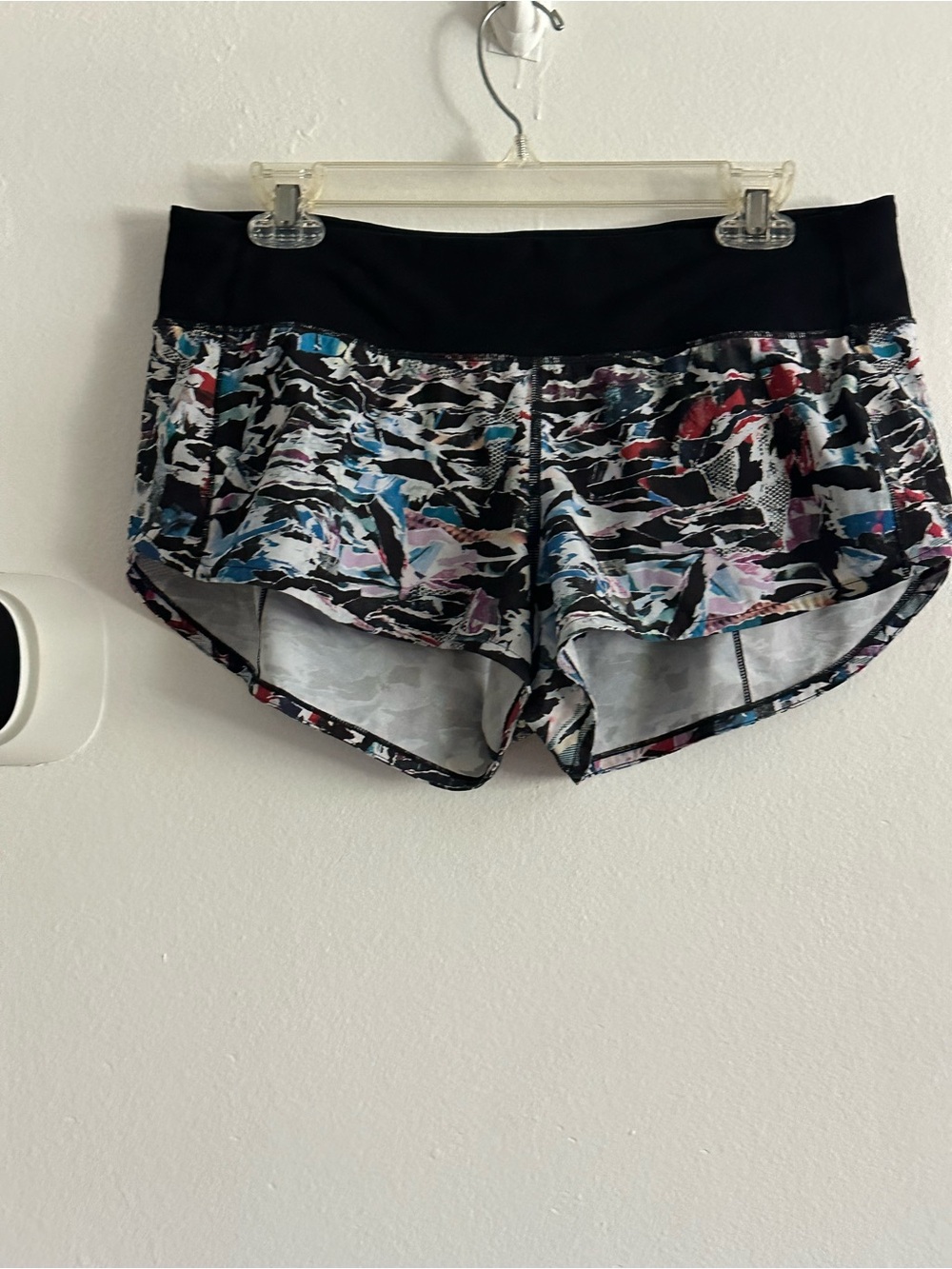 Lululemon speed Shorts with Colorful Abstract Print size 8 - Picture 2 of 6